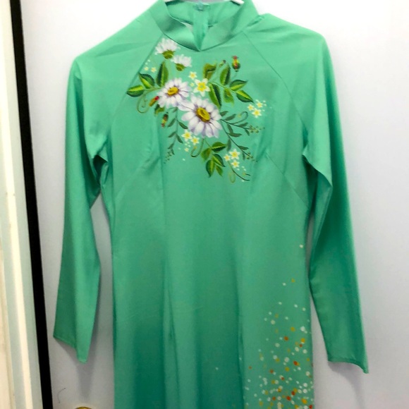 Vietnamese ao dài - Picture 1 of 3